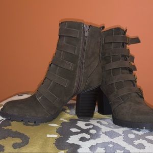 Shoe Dazzle Dark Olive ankle boot, adjustable buckle straps size 8m, side zip